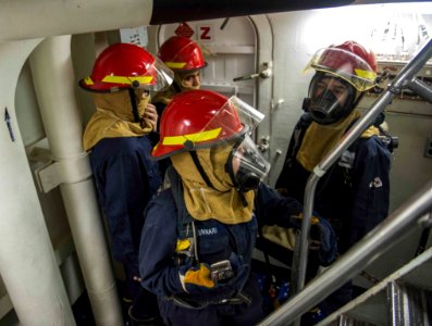 USS BOXER (LHD 4) 131221-N-MK881-011 (11490419423)
