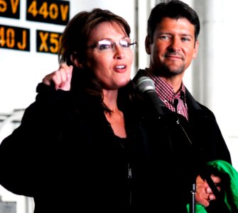 US Navy 090622-N-9928E-123 Alaska Gov. Sarah Palin, left, and her husband, Todd Palin, address the crew of the aircraft carrier USS John C. Stennis (CVN 74) (cropped2)