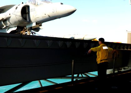USS BOXER (LHD 4) 131216-N-PZ713-066 (11414382593)
