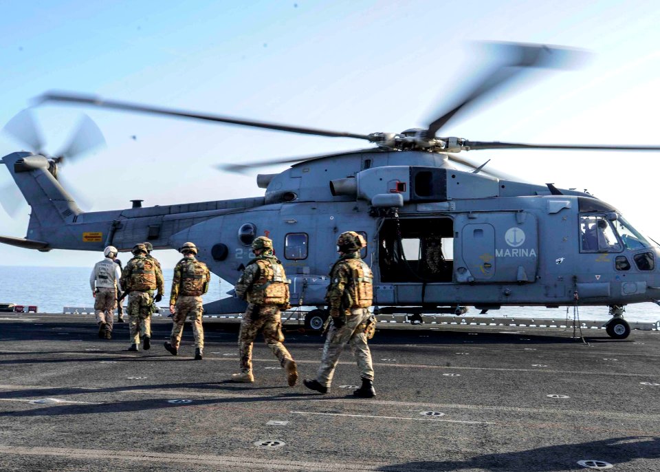 USS BOXER (LHD 4) 131219-N-QP351-123 (12713816834)