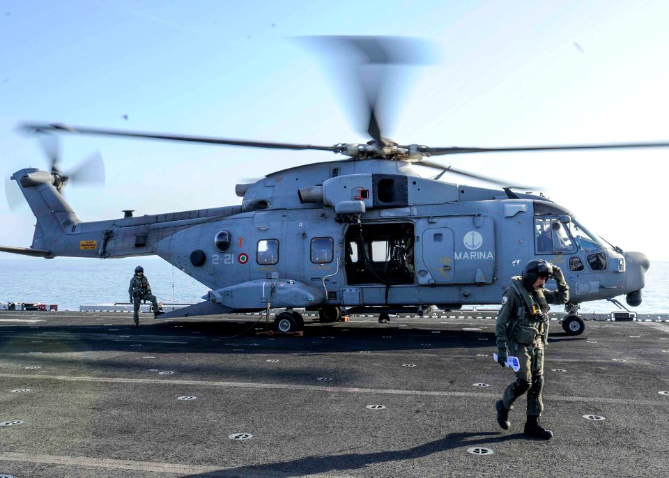 USS BOXER (LHD 4) 131219-N-QP351-117 (12713818274)