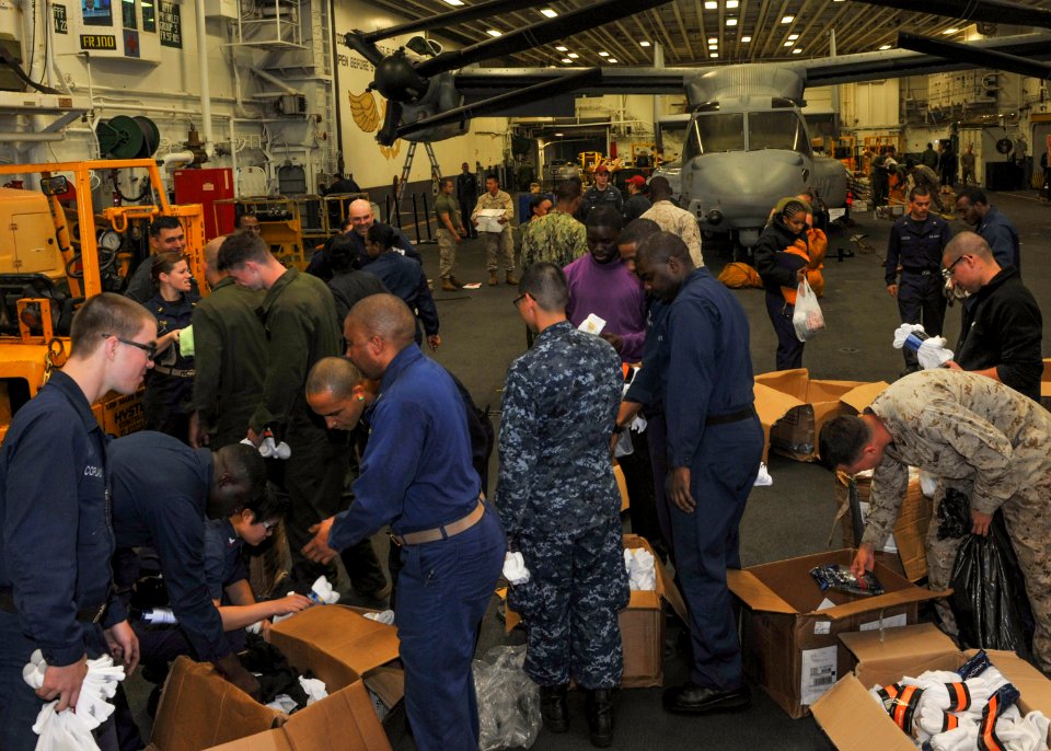 USS BOXER (LHD 4) 131221-N-OQ305-029 (11490402726)
