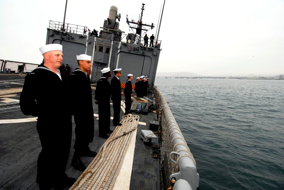 US Navy 090709-N-7092S-047 ailors aboard the guided-missile frigate USS Kauffman (FFG 59) man the rails while entering port in Arica, Chile