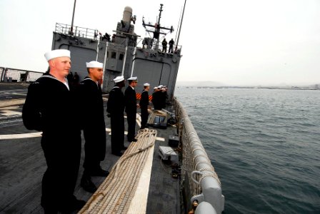 US Navy 090709-N-7092S-047 ailors aboard the guided-missile frigate USS Kauffman (FFG 59) man the rails while entering port in Arica, Chile