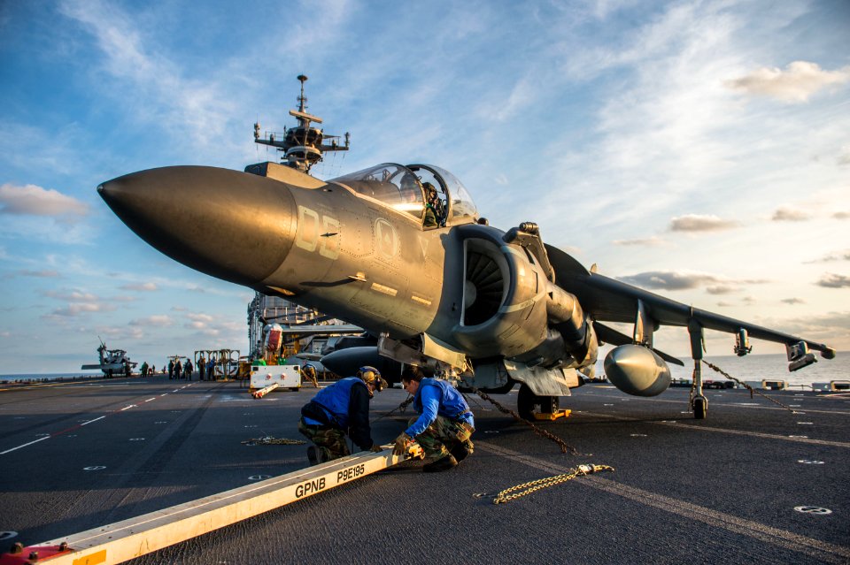 USS Bonhomme Richard, Sailors on the flight deck 150211-N-UF697-530