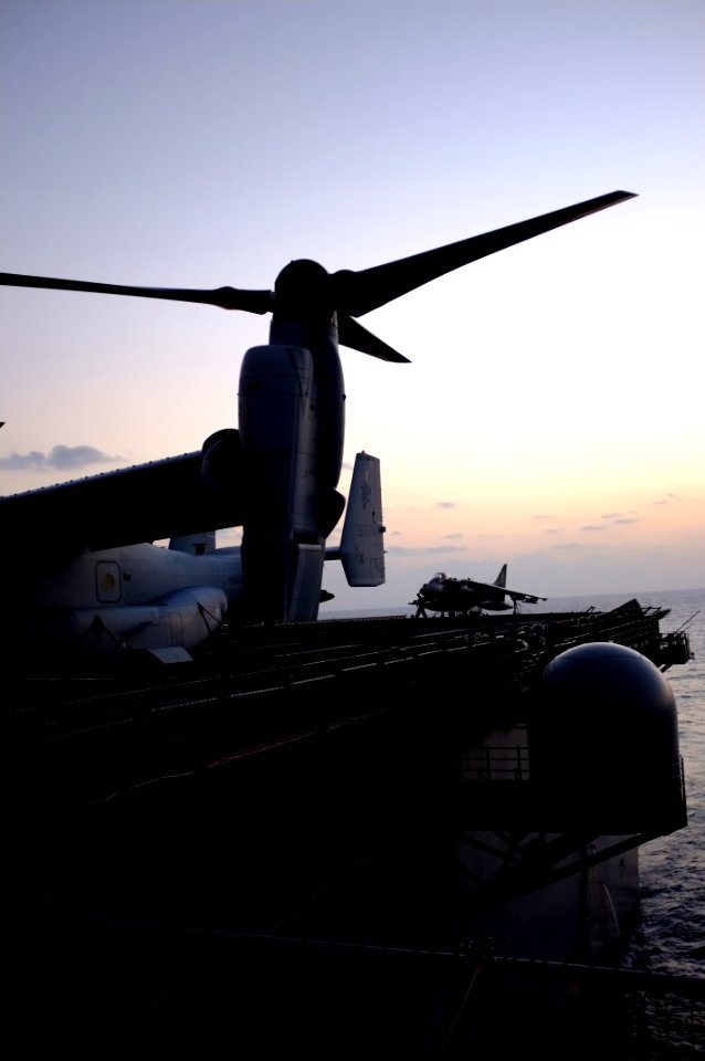 USS BOXER (LHD 4) 131028-N-SS492-008 (10642713166)
