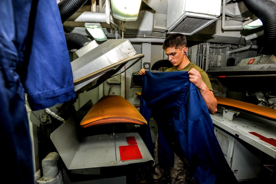 USS BOXER (LHD 4) 131012-N-GM561-016 (10286313913)