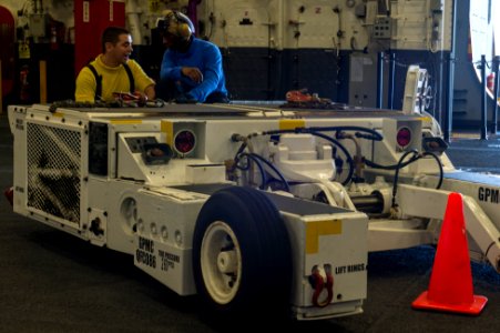USS BOXER (LHD 4) 131018-N-JP249-040 (10397934585)