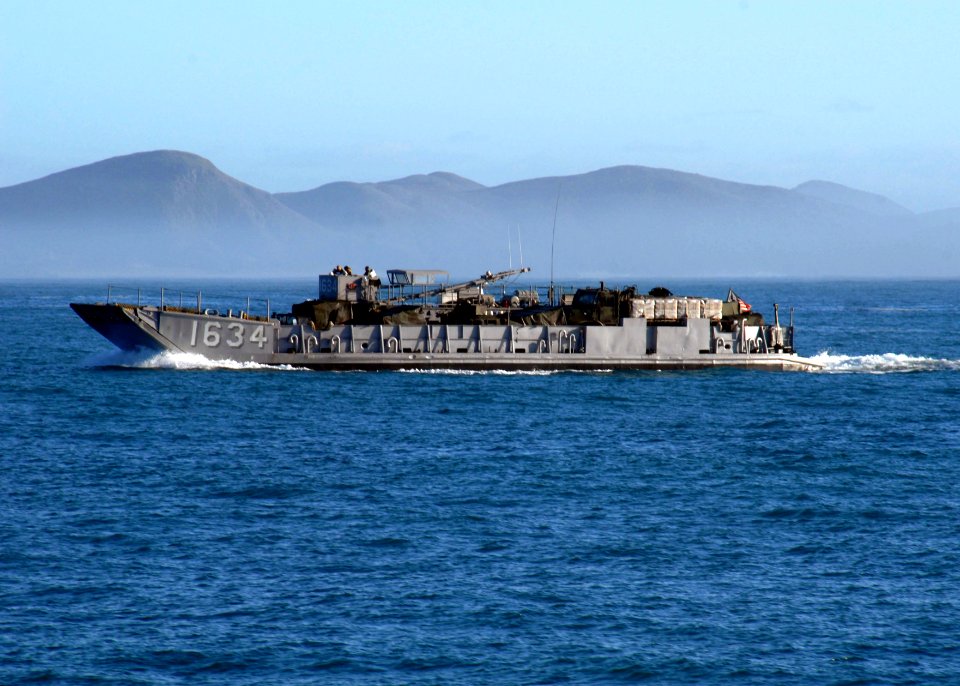 US Navy 090713-N-6692A-057 Landing craft utility (LCU) 1634 transports Sailors assigned to Beach Master Unit (MBU) 1 and Marines from the 31st Marine Expeditionary Unit (31st MEU) to Freshwater Beach in Townsend, Australia