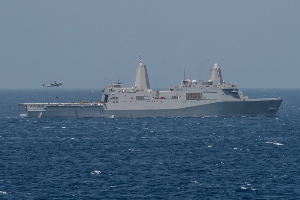 USS Bonhomme Richard, Ammo transfer 150323-N-UF697-143
