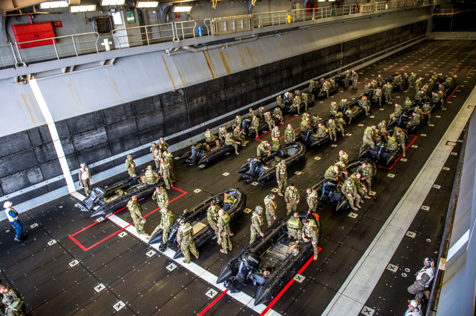 USS Bonhomme Richard, CRRC ops 150202-N-UF697-194