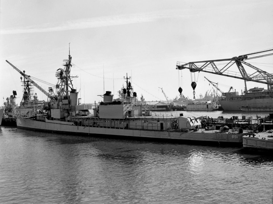 USS Bordelon (DD-881) in port, in December 1963 (24745235)