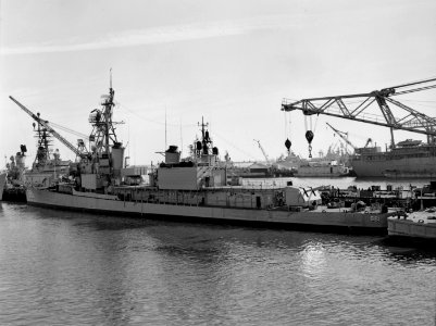 USS Bordelon (DD-881) in port, in December 1963 (24745235)