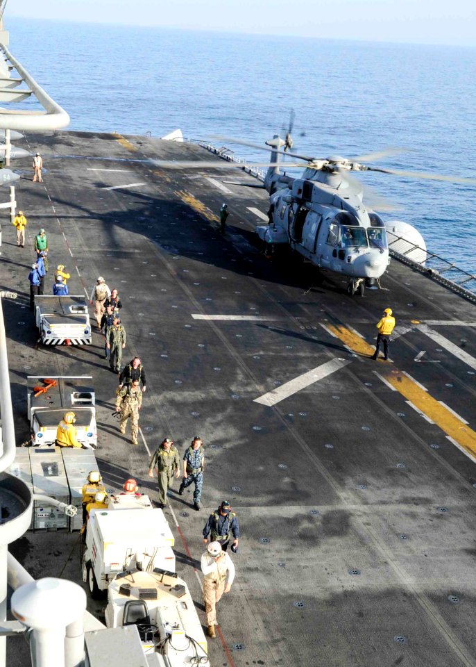 USS BOXER (LHD 4) 1131219-N-QP351-016 (12713824814)