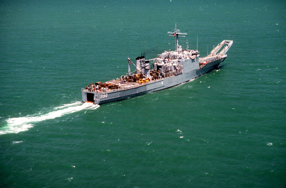 USS Boulder (LST-1190) underway on 20 April 1984 (6408903)