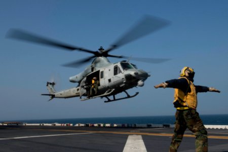 USS Bonhomme Richard, Flight ops 150330-N-NP779-014