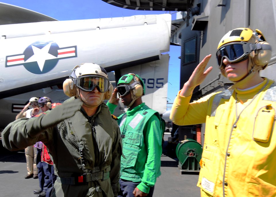 US Navy 090715-N-1062H-020 Royal Australian Navy Commodore David J. Gwyther, commander, Northern Command, is rendered honors by rainbow sideboys aboard the aircraft carrier USS George Washington (CVN 73)