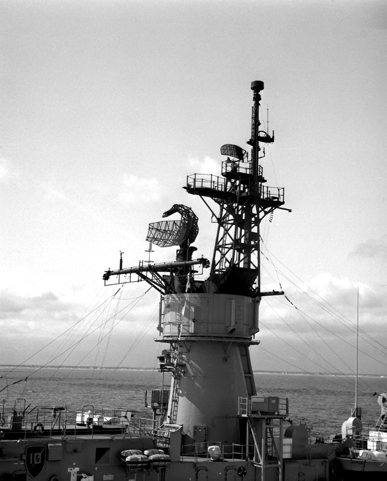 USS Bowen (FF-1079) midships