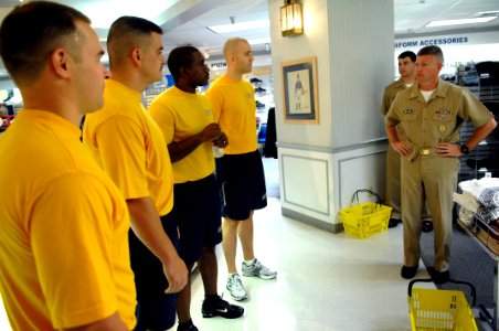 US Navy 090713-N-9818V-012 Master Chief Petty Officer of the Navy (MCPON) Rick West speaks with the 2009 Sailors of the Year at the Navy Annex uniform shop
