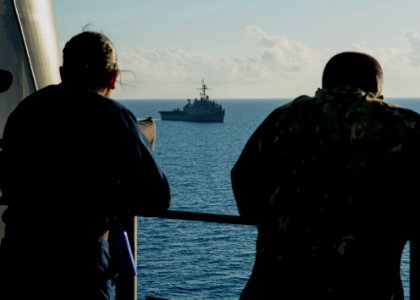 USS Bonhomme Richard's replenishment with USS Denver 130902-N-NZ935-003