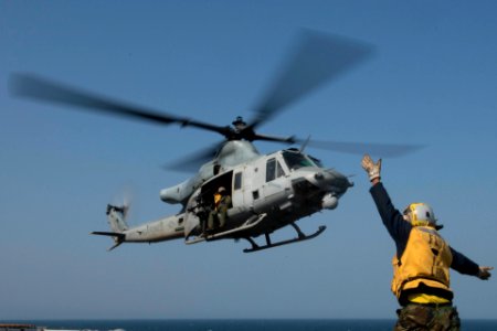 USS Bonhomme Richard, Flight ops 150330-N-NP779-015