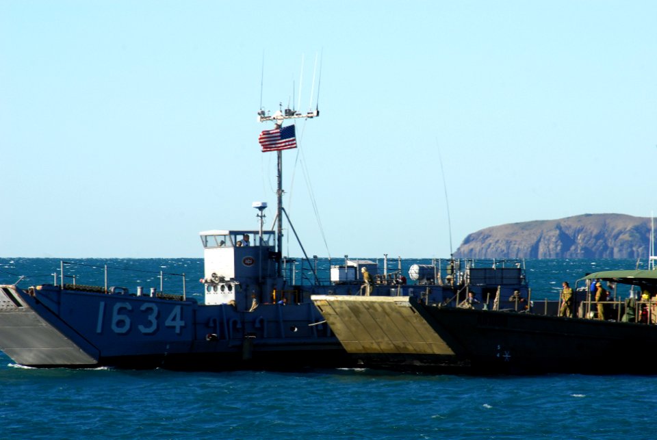 US Navy 090716-N-6692A-013 The Australian Army Landing Craft Mechanize (LCM) AB 1060 maneuvers alongside the U.S. Navy Landing Craft Utility (LCU) 1634, assigned to assault craft unit (ACU) 1, for a personnel transfer