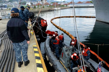 USS Bonhomme Richard RHIB exercise 141126-N-LM312-005