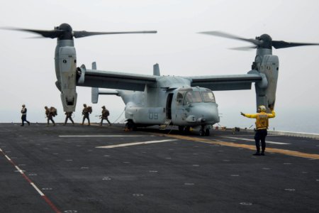 USS Bonhomme Richard flight deck operations 150331-N-RU971-061
