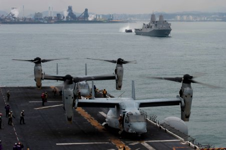 USS Bonhomme Richard conducts flight operations. (16815415207)