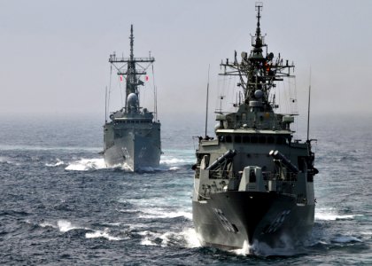 US Navy 090717-N-4236E-473 The Royal Australian Navy Adelaide-class guided missile frigate HMAS Sydney (FFG 03) and the Anzac-class frigate HMAS Ballarat (FFG 155) perform formation maneuvering with the guided missile destroyer