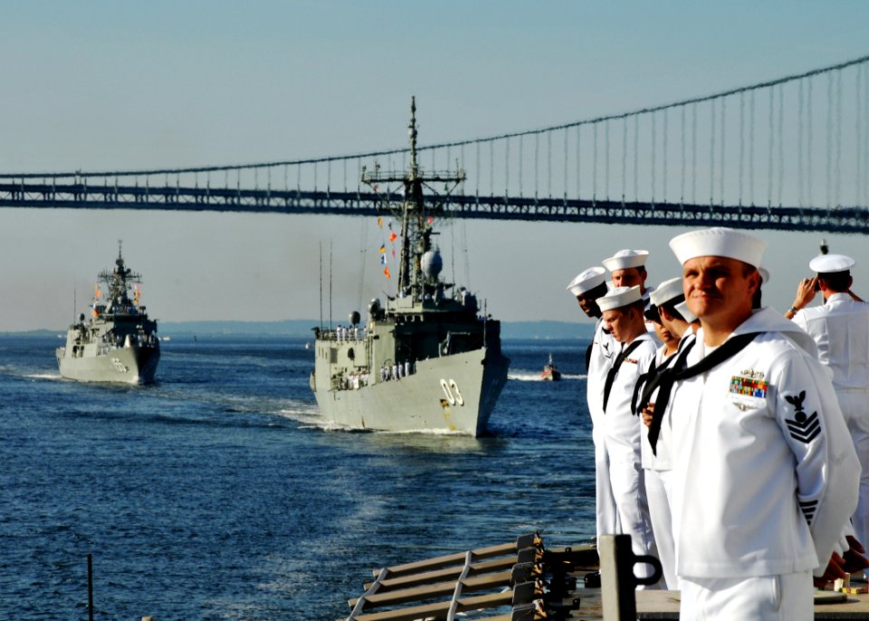 US Navy 090719-N-4236E-057 Sailors aboard the guided-missile destroyer USS Mahan (DDG 72) man-the-rails