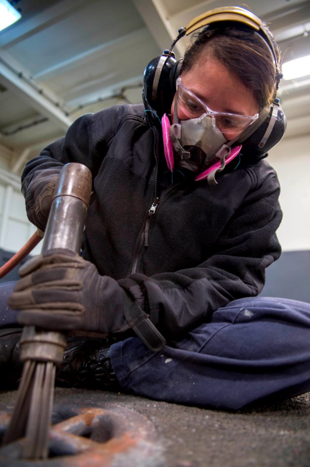 USS Bonhomme Richard (LHD 6) Ship Maintenance 161118-N-TH560-010