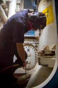 USS Bonhomme Richard (LHD 6) Ship Maintenance 161118-N-TH560-049