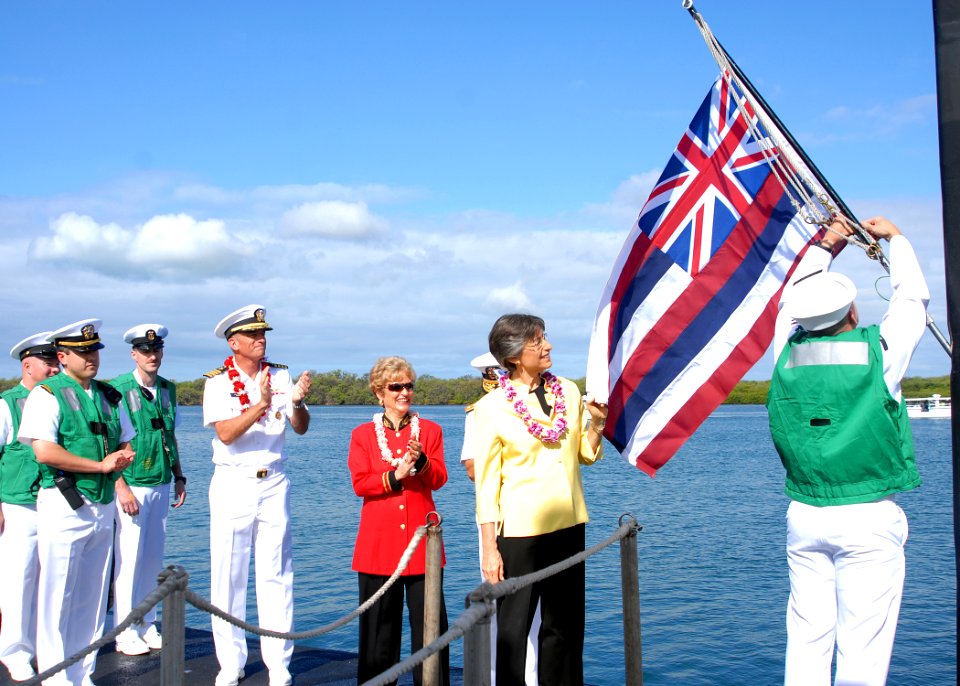 US Navy 090723-N-5476H-263 The Honorable Linda Lingle, governor of the state of Hawaii proudly displays the Hawaii state flag aboard the Virginia-class attack submarine USS Hawaii (SSN 776)