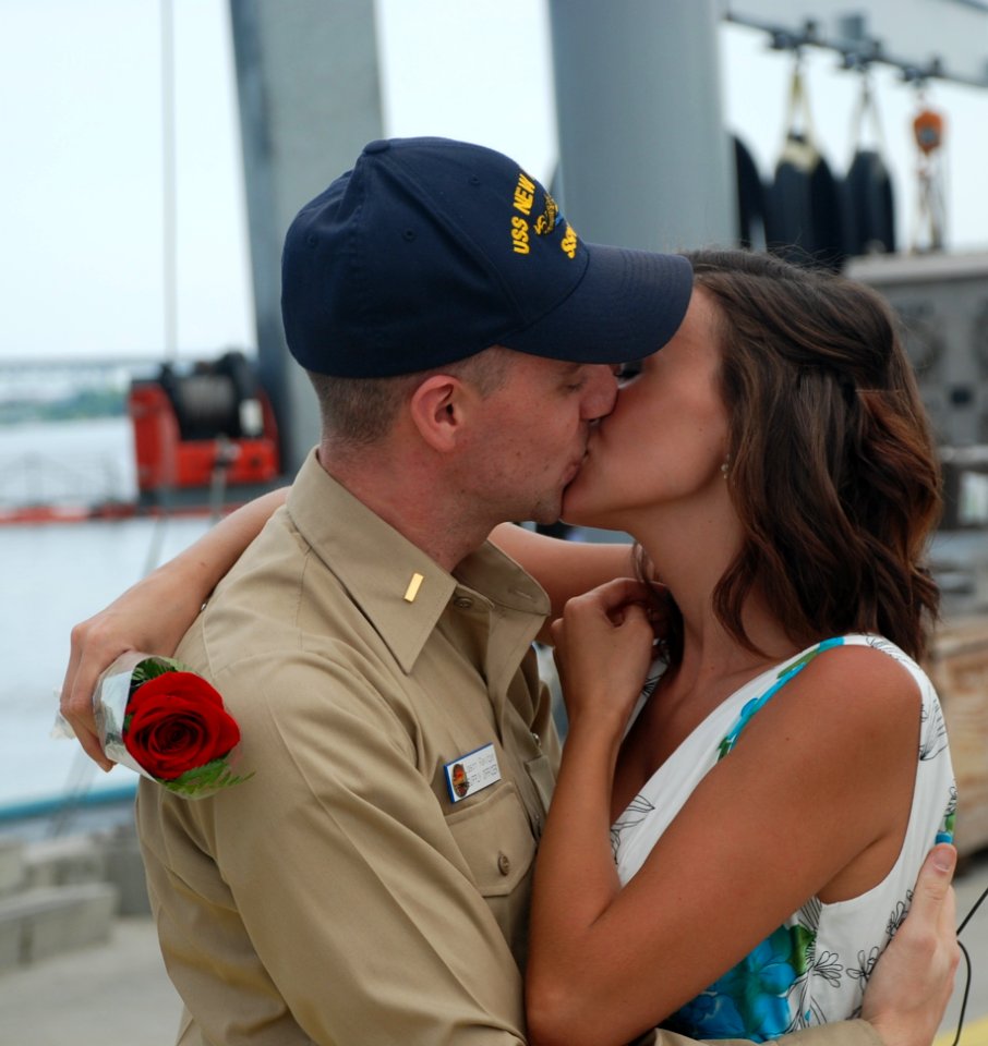 US Navy 090722-N-3090M-188 Ensign Jason Revitzer, Supply Officer of the Virginia-class attack submarine USS New Hampshire (SSN 778), kisses his wife during the return of New Hampshire from its maiden deployment