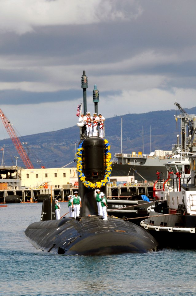 US Navy 090723-N-7498L-099 Sailors aboard the Virginia-class attack submarine USS Hawaii (SSN 776) man the rails as they arrive at their new homeport at Naval Station Pearl Harbor
