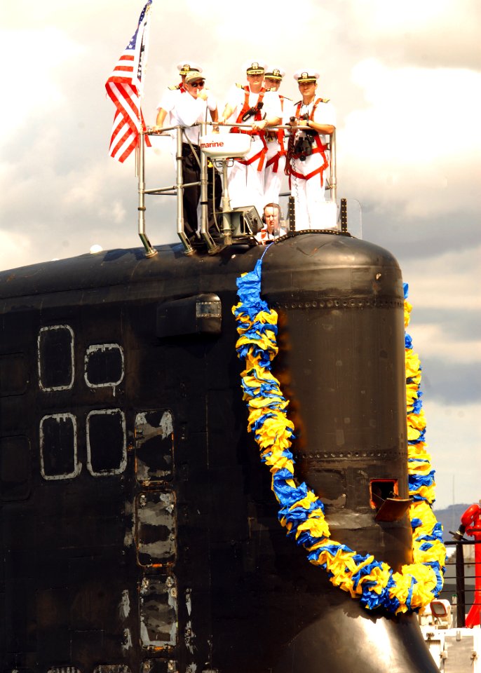 US Navy 090723-N-5476H-401 Crew members man the bridge as the Virginia-class attack submarine USS Hawaii (SSN 776) arrives at Pearl Harbor
