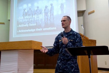 USS Bonhomme Richard (LHD 6) Safety Stand-down 161122-N-AY934-031