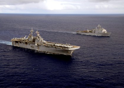 US Navy 090725-N-8283S-008 The amphibious assault ship USS Boxer (LHD 4), left, is underway with the amphibious dock landing ship USS Comstock (LSD 45)
