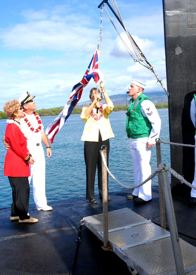 US Navy 090723-N-5476H-248 The Honorable Linda Lingle, governor of the state of Hawaii, raises the Hawaii state flag for the first time aboard Virginia-class attack submarine USS Hawaii (SSN 776)