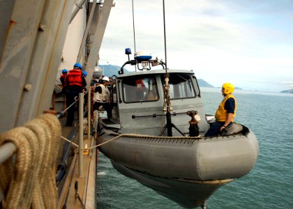 US Navy 090727-N-0924R-007 Sailors aboard the amphibious dock landing ship USS Oak Hill (LSD 51) prepare to lower a ridged hull inflatable boat (RHIB) into the water