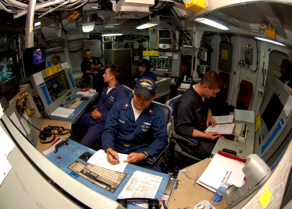 US Navy 090726-N-5148B-067 Sailors stand watch in the casualty control station aboard the amphibious dock landing ship USS Rushmore (LSD 47)