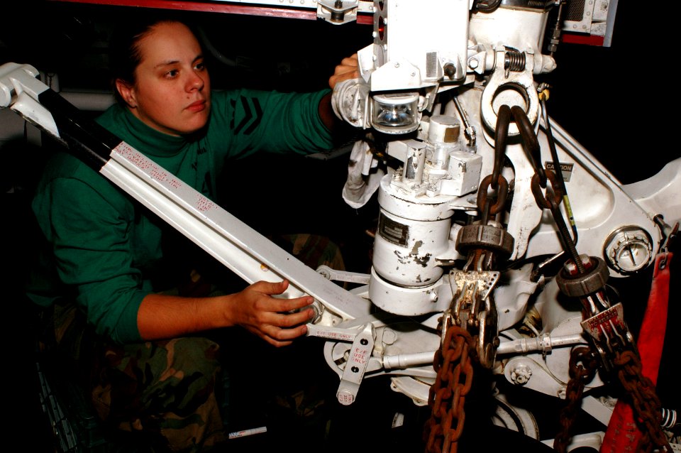 US Navy 090728-N-8960W-008 Aviation Structural Mechanic 2nd Class Jessica Williamson, assigned to the Tophatters Strike Fighter Squadron (VFA) 14, performs corrosion prevention on the forward landing gear of a F-A-18E Super Hor