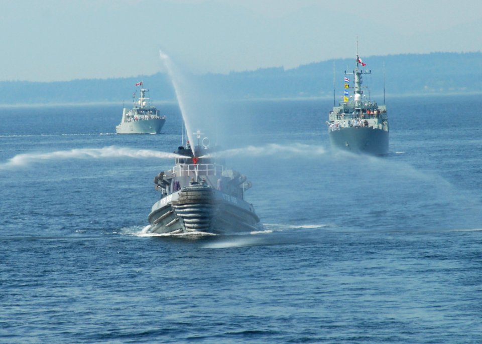 US Navy 090729-N-9860Y-003 The harbor tug Wenatchee (YTB-808) leads the Canadian Navy coastal defense vessels HMCS Nanaimo (MM 702) and the HMCS Brandon (MM 710) through Elliot Bay
