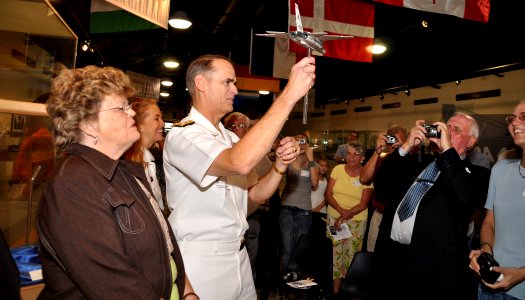 US Navy 090801-N-9671T-051 Vice Adm. Thomas J. Kilcline, Jr., center, commander of Naval Air Forces