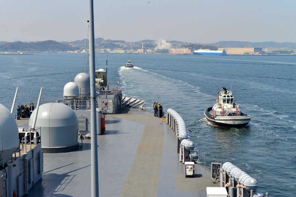 USS Blue Ridge transits in Yokosuka 140328-N-KL617-088