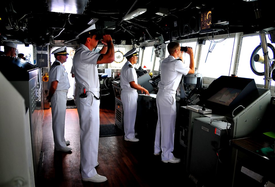 US Navy 090730-N-4774B-015 Sailors in the pilothouse of the guided-missile cruiser USS Lake Champlain (CG 57) observe boat traffic while transiting into San Diego harbor