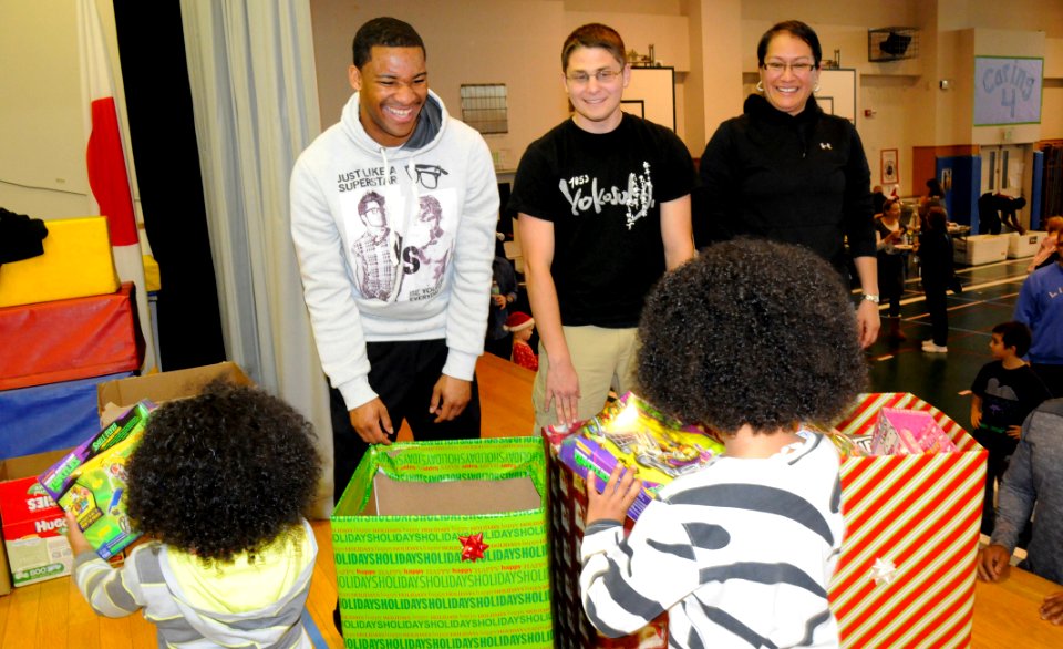 USS Blue Ridge Sailors participate in Christmas party at elementary school 141206-N-IE405-250