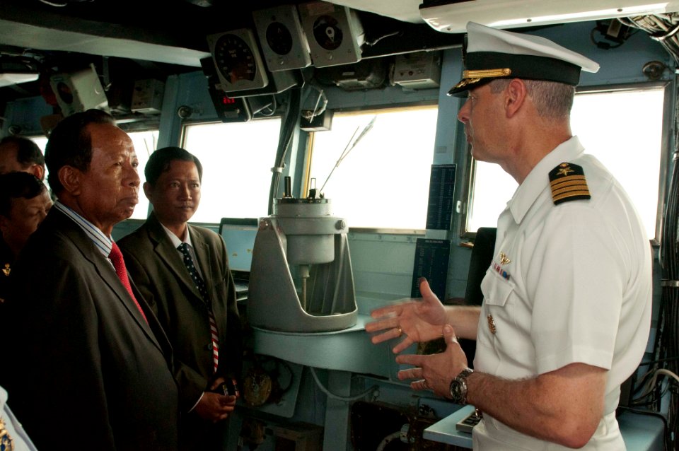 USS Blue Ridge port visit 120426-N-CZ945-020