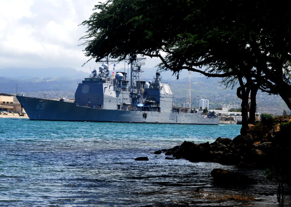 US Navy 090807-N-0995C-014 The Ticonderoga-class guided-missile cruiser USS Chosin (CG 65) departs Naval Station Pearl Harbor as she deploys to join the USS Nimitz Carrier Strike Group in the western Pacific Ocean